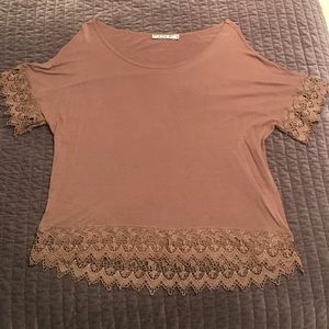 FRANCESCA’S wife neck shirt w/ lace trim
